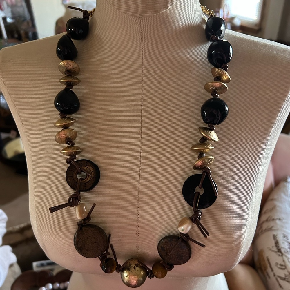 Kendra Scott Black and Gold Unique Statement Necklace 🌿